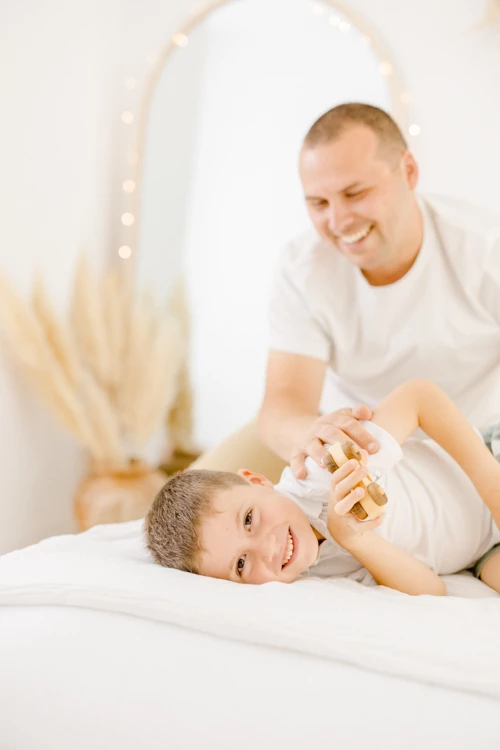 bonheur enfant jouer avec les enfants beige gris